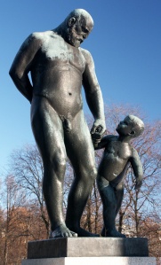 «Gammel mann holder liten gutt i hånden» (Gustav Vigeland) nel Vigelandsparken a Oslo